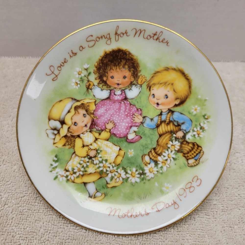Avon Mother's Day 1983 Plate Love‎ is a Song 5 inch